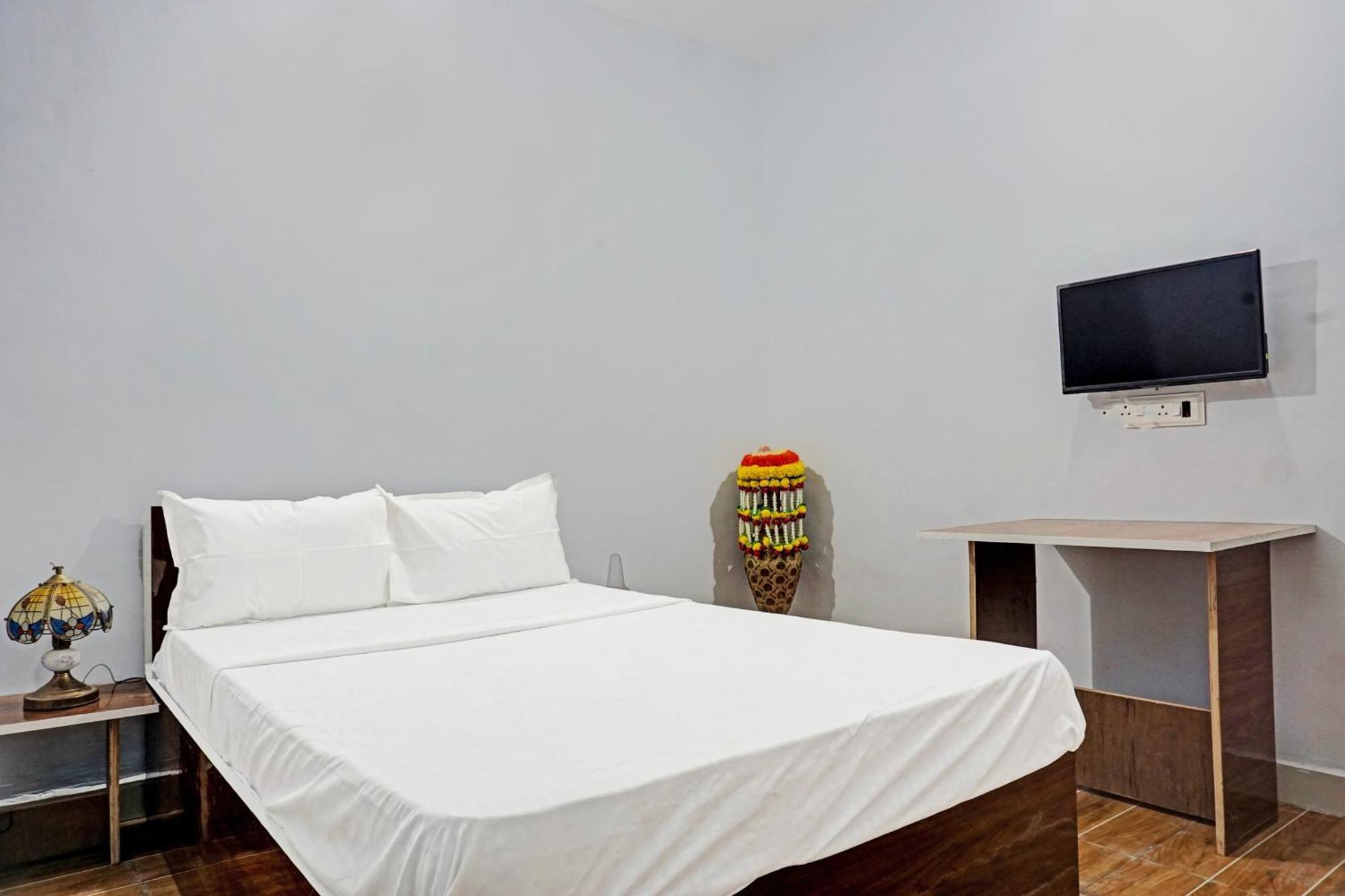 Oyo 820503 Lotus Lodge And Guest House Kharakvasla 외부 사진