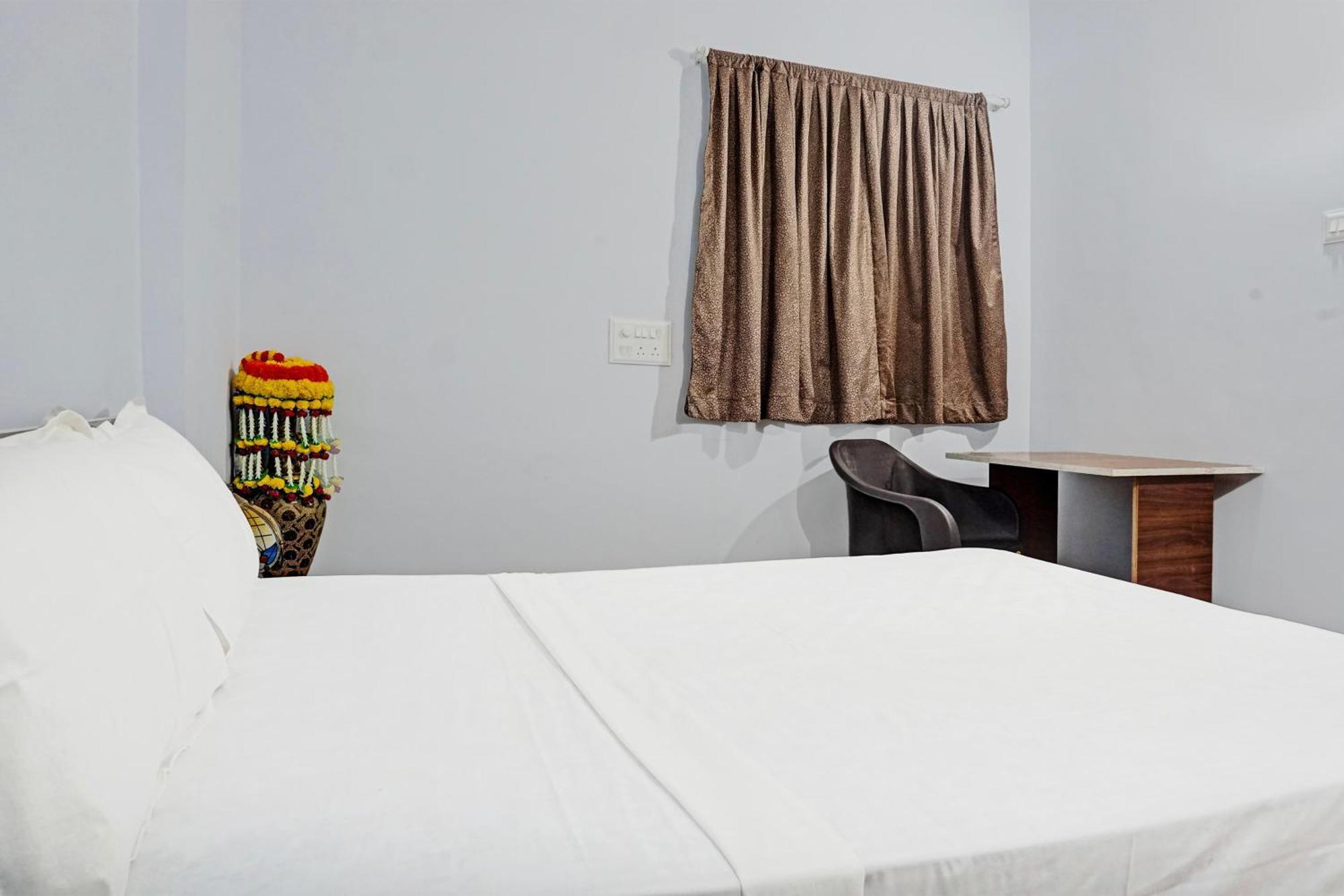 Oyo 820503 Lotus Lodge And Guest House Kharakvasla 외부 사진