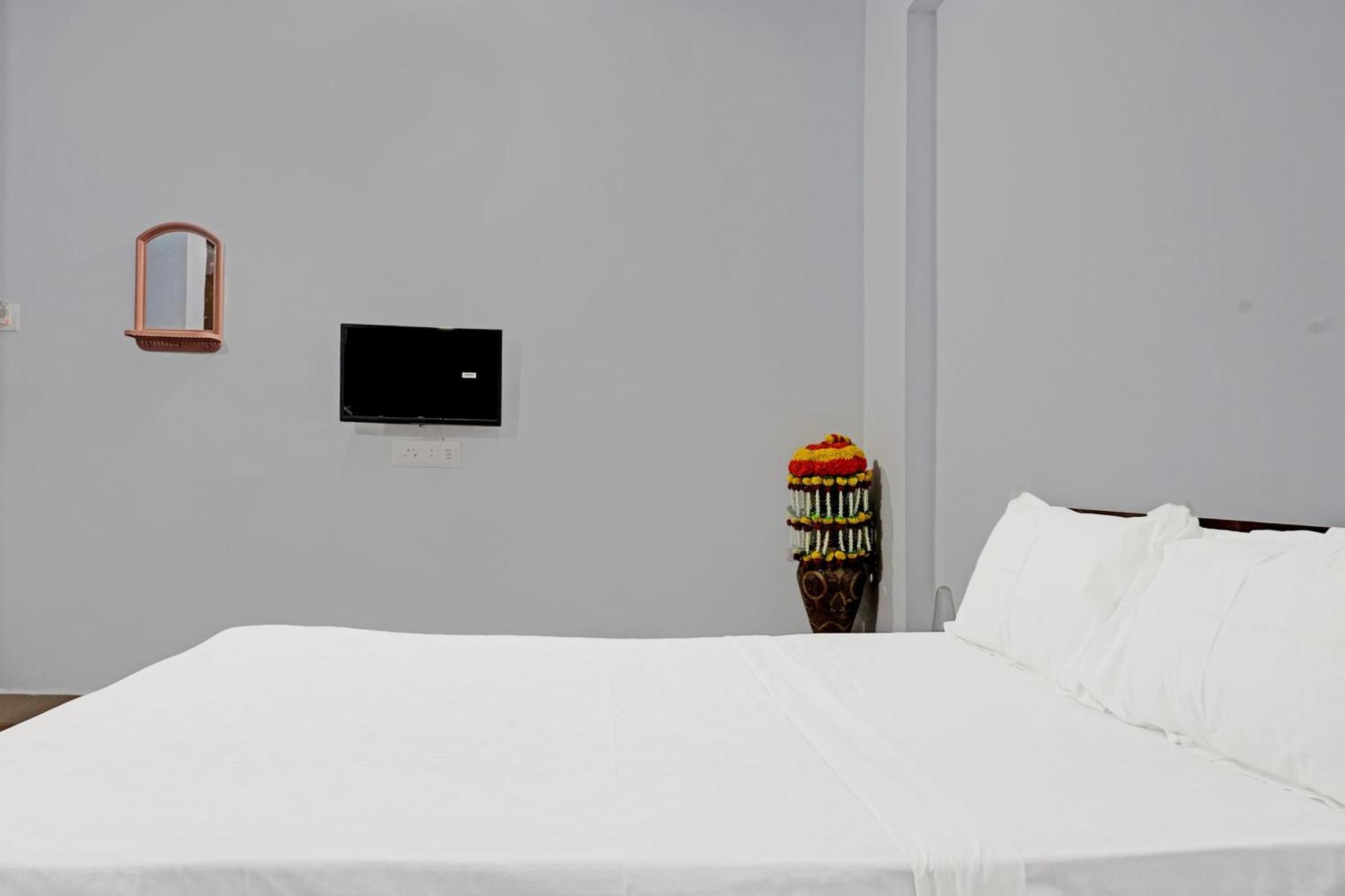 Oyo 820503 Lotus Lodge And Guest House Kharakvasla 외부 사진