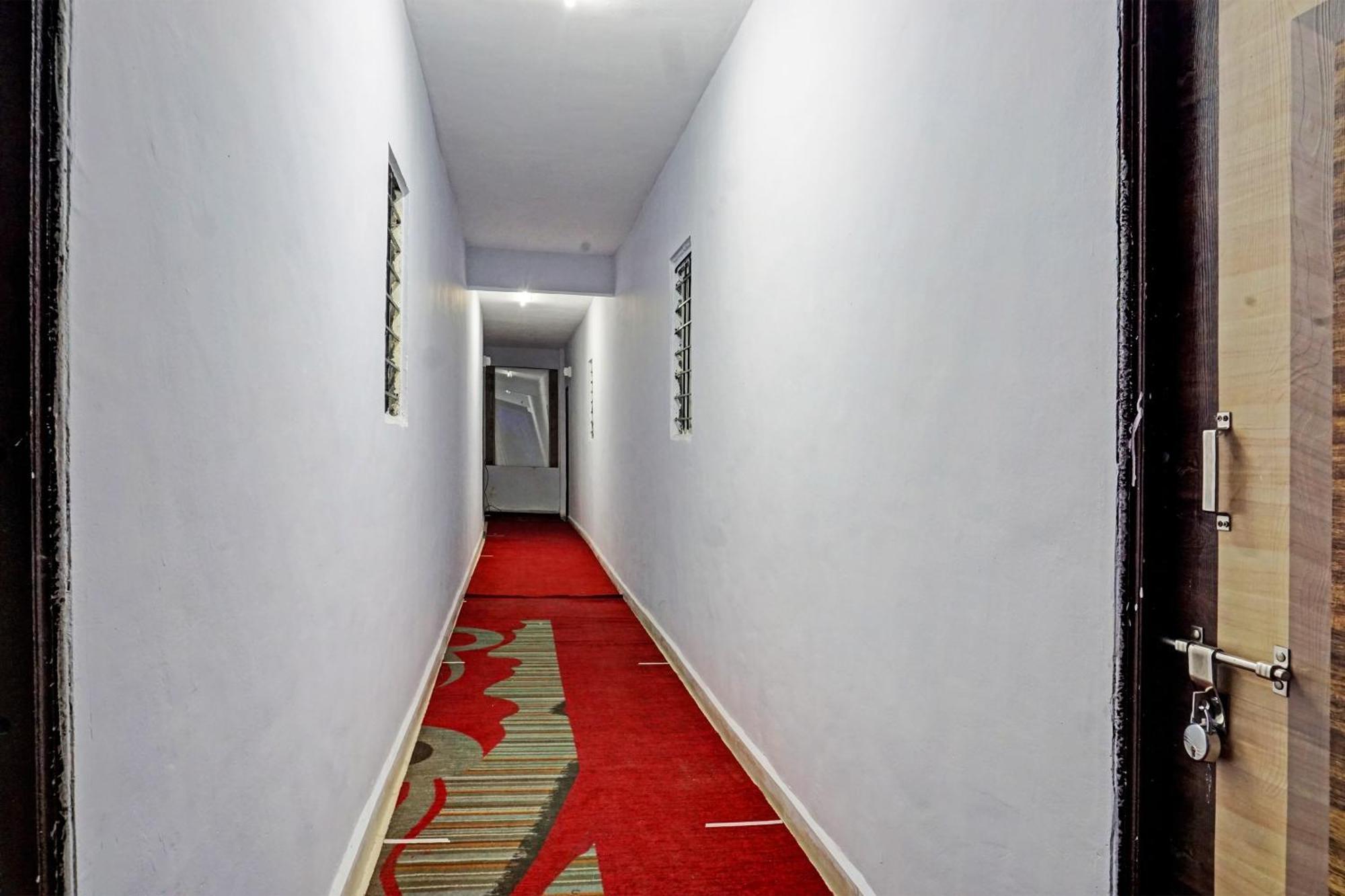 Oyo 820503 Lotus Lodge And Guest House Kharakvasla 외부 사진