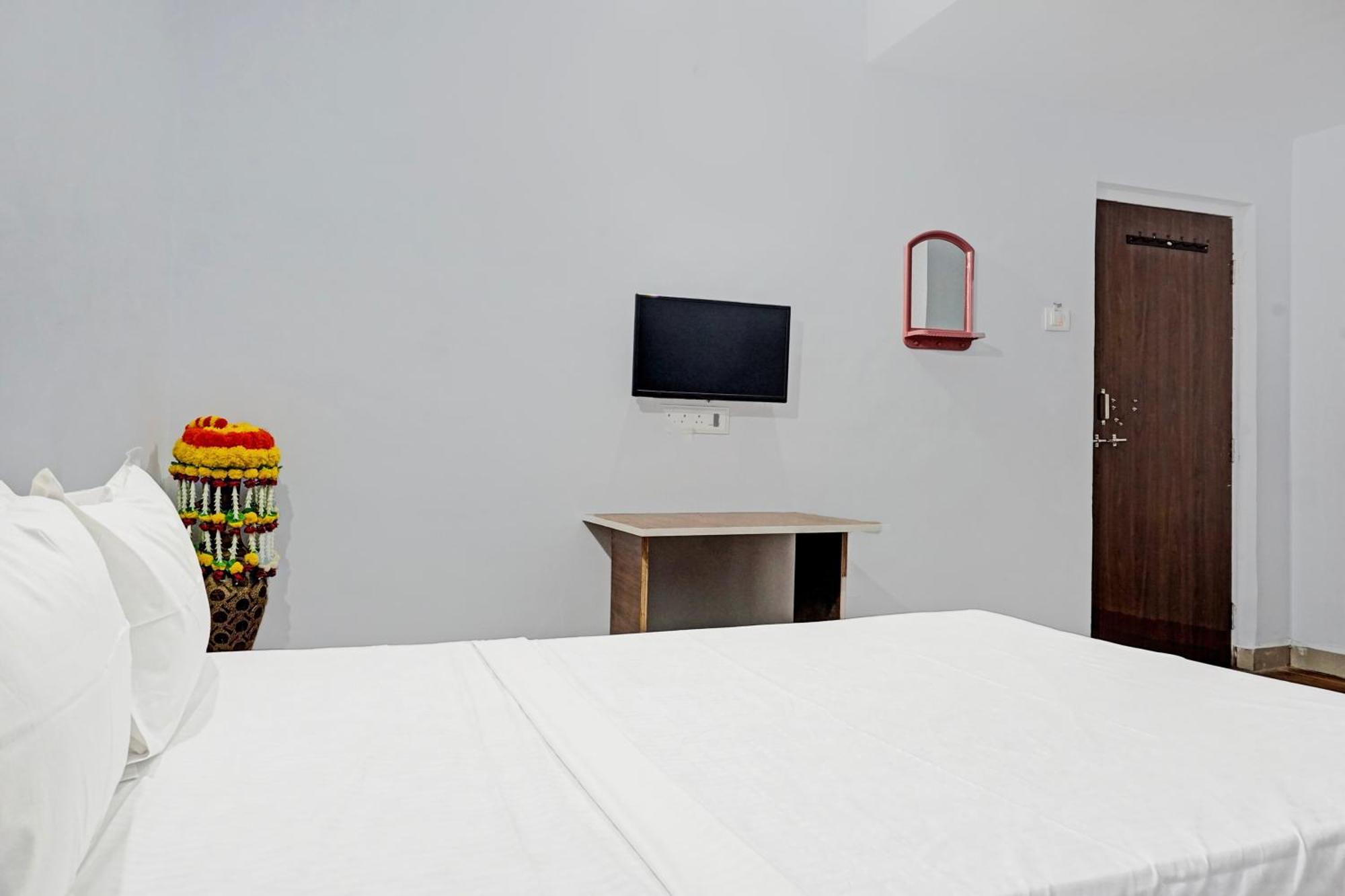 Oyo 820503 Lotus Lodge And Guest House Kharakvasla 외부 사진