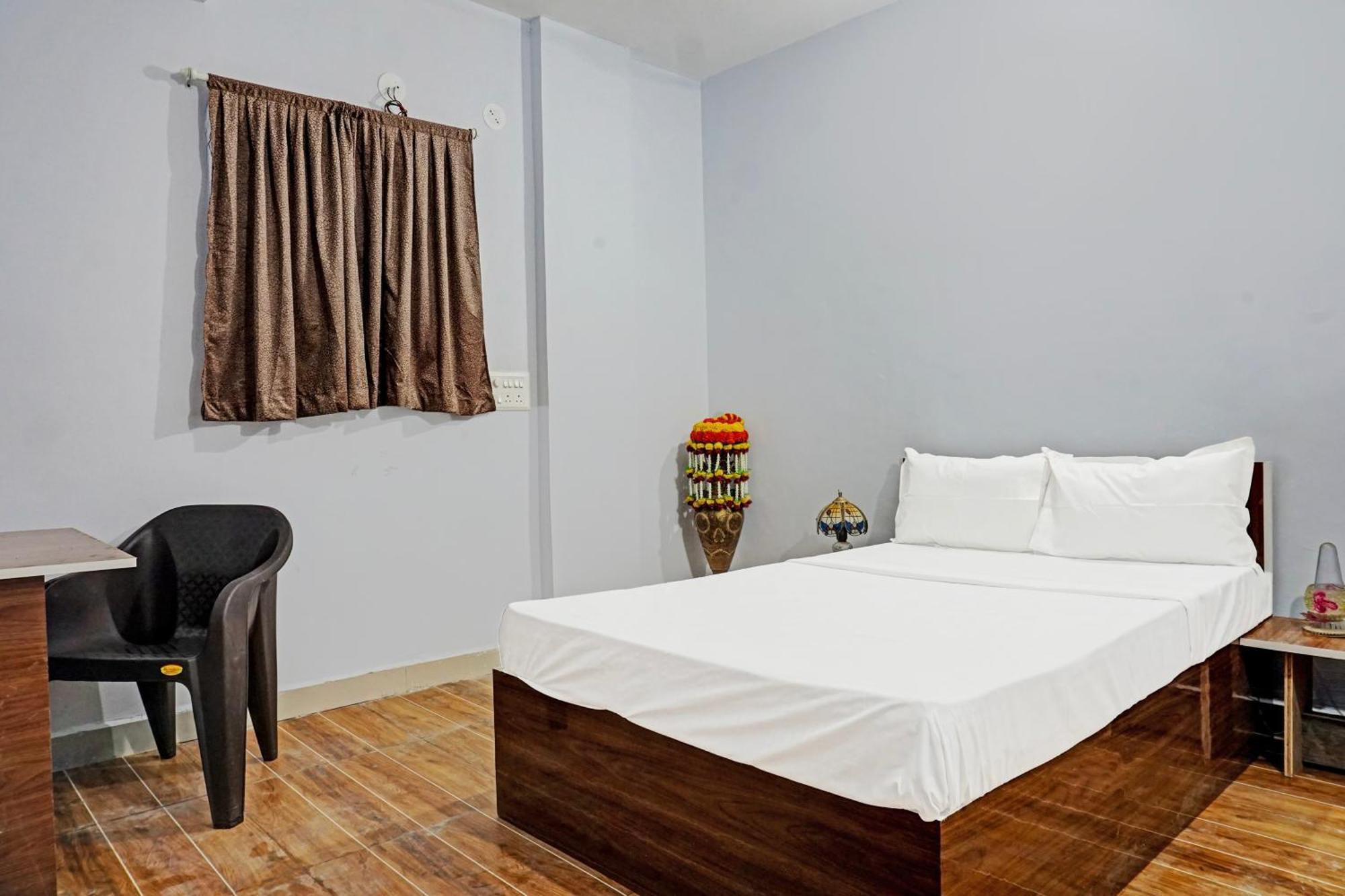 Oyo 820503 Lotus Lodge And Guest House Kharakvasla 외부 사진