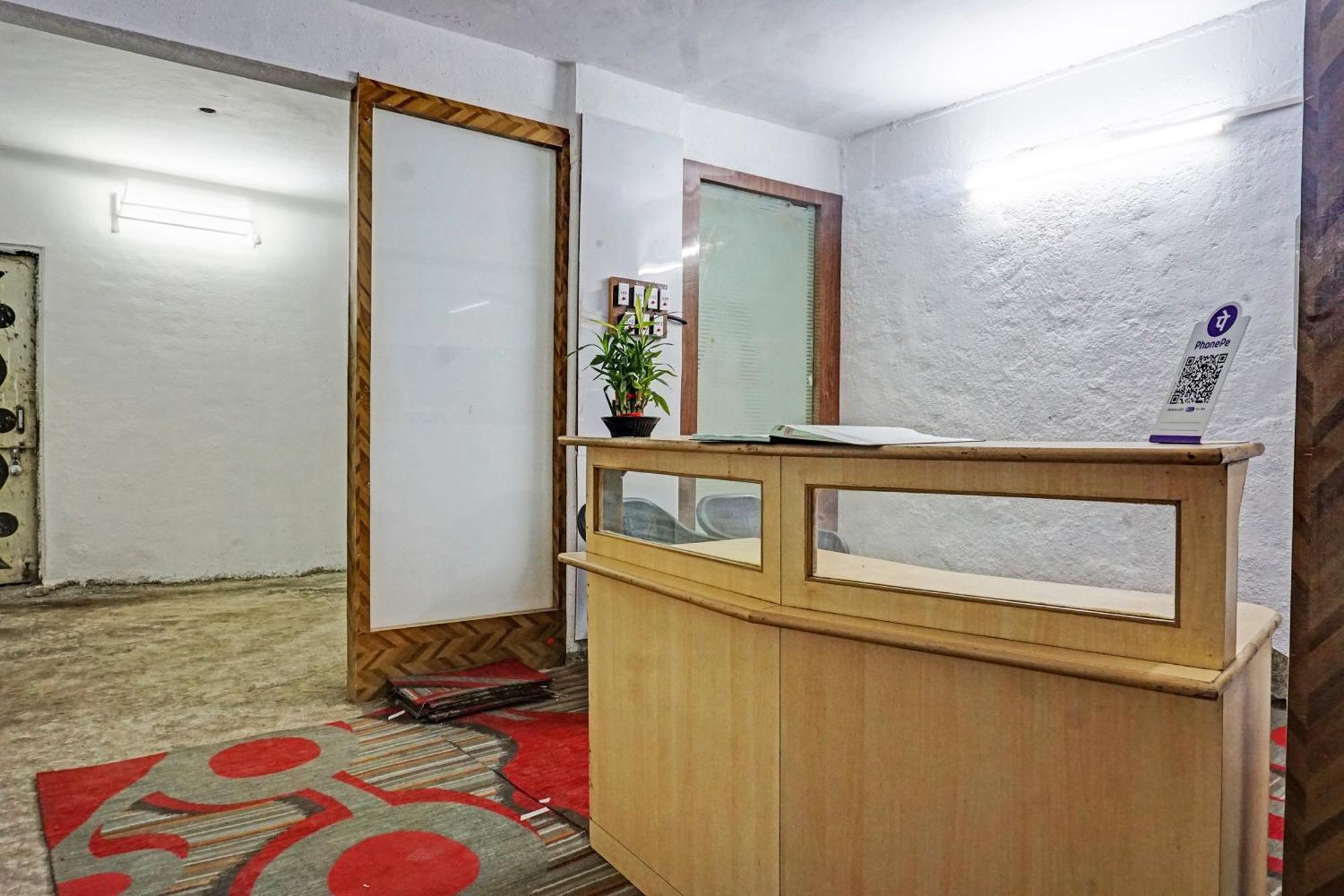 Oyo 820503 Lotus Lodge And Guest House Kharakvasla 외부 사진
