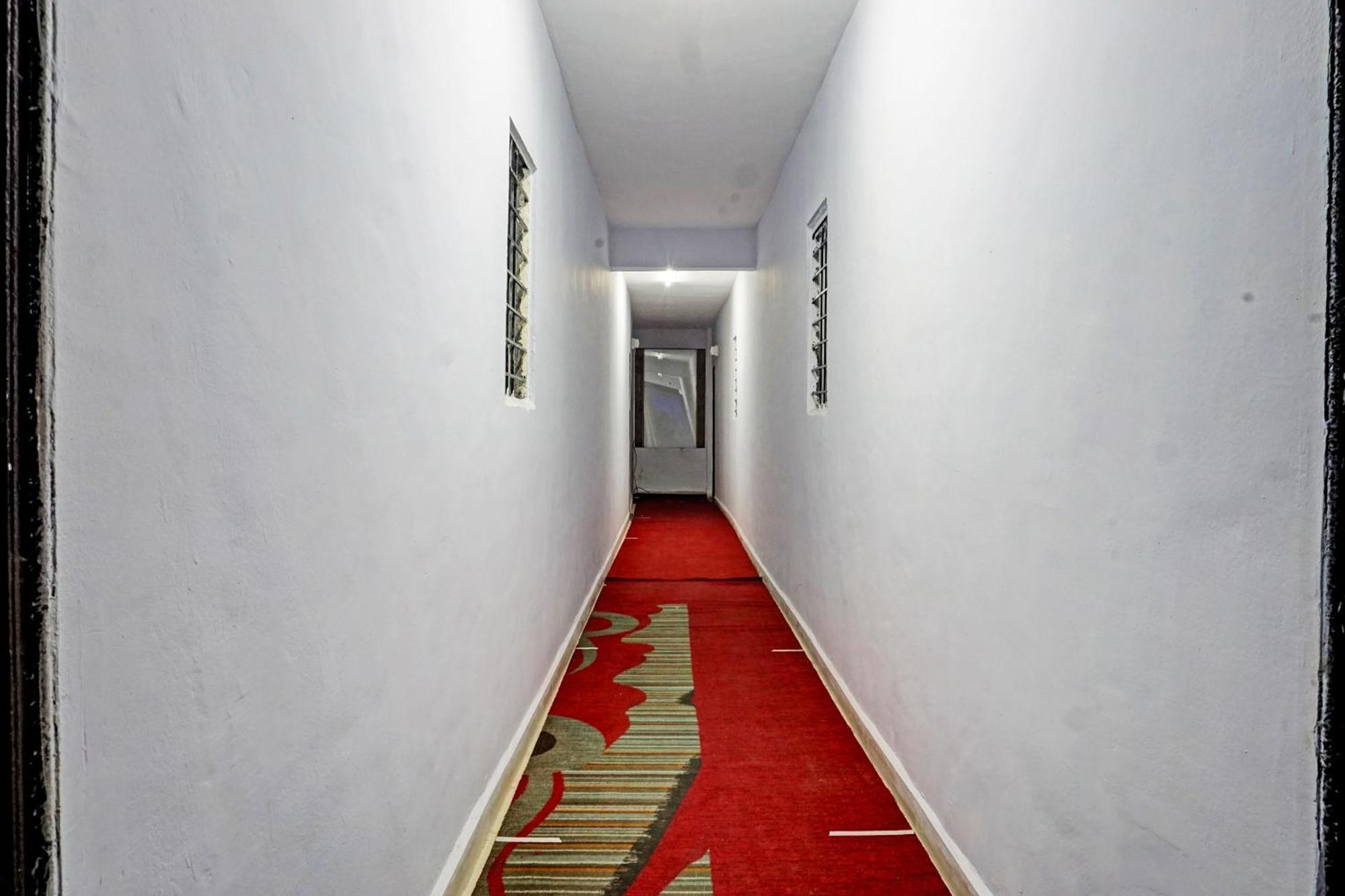 Oyo 820503 Lotus Lodge And Guest House Kharakvasla 외부 사진