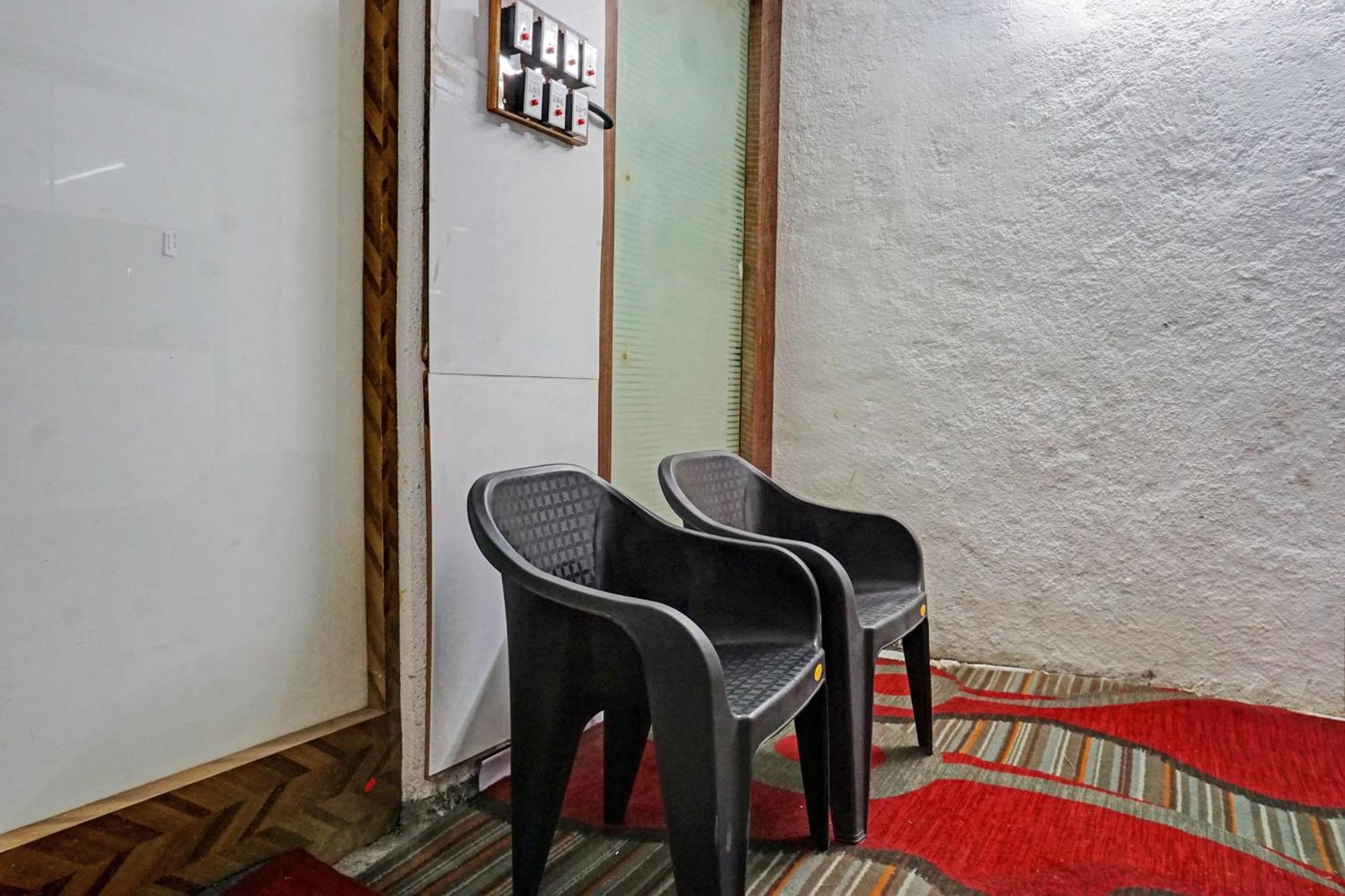 Oyo 820503 Lotus Lodge And Guest House Kharakvasla 외부 사진