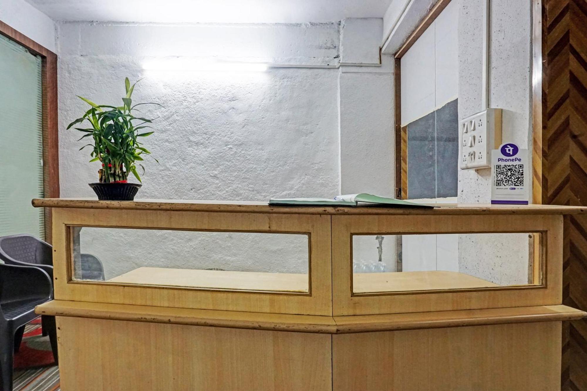 Oyo 820503 Lotus Lodge And Guest House Kharakvasla 외부 사진