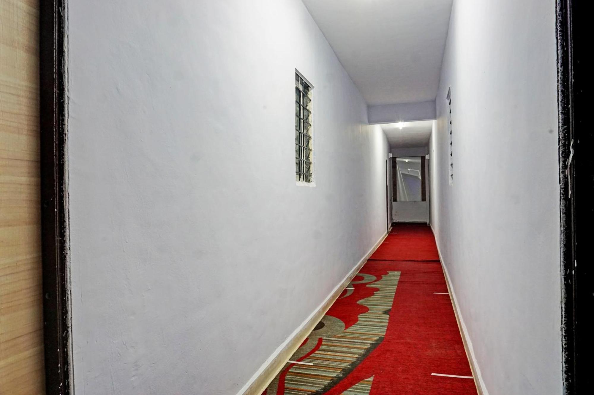 Oyo 820503 Lotus Lodge And Guest House Kharakvasla 외부 사진