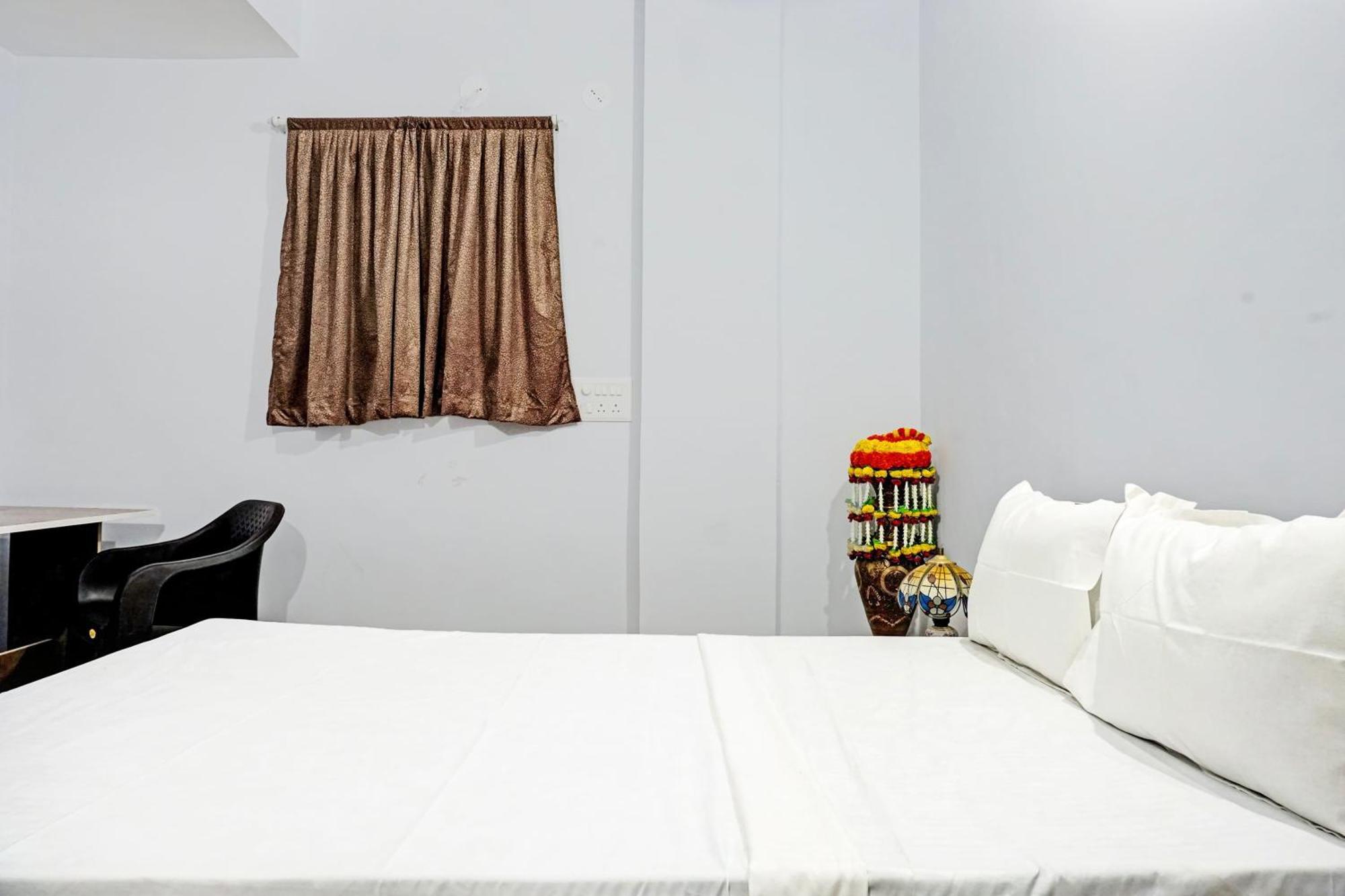 Oyo 820503 Lotus Lodge And Guest House Kharakvasla 외부 사진