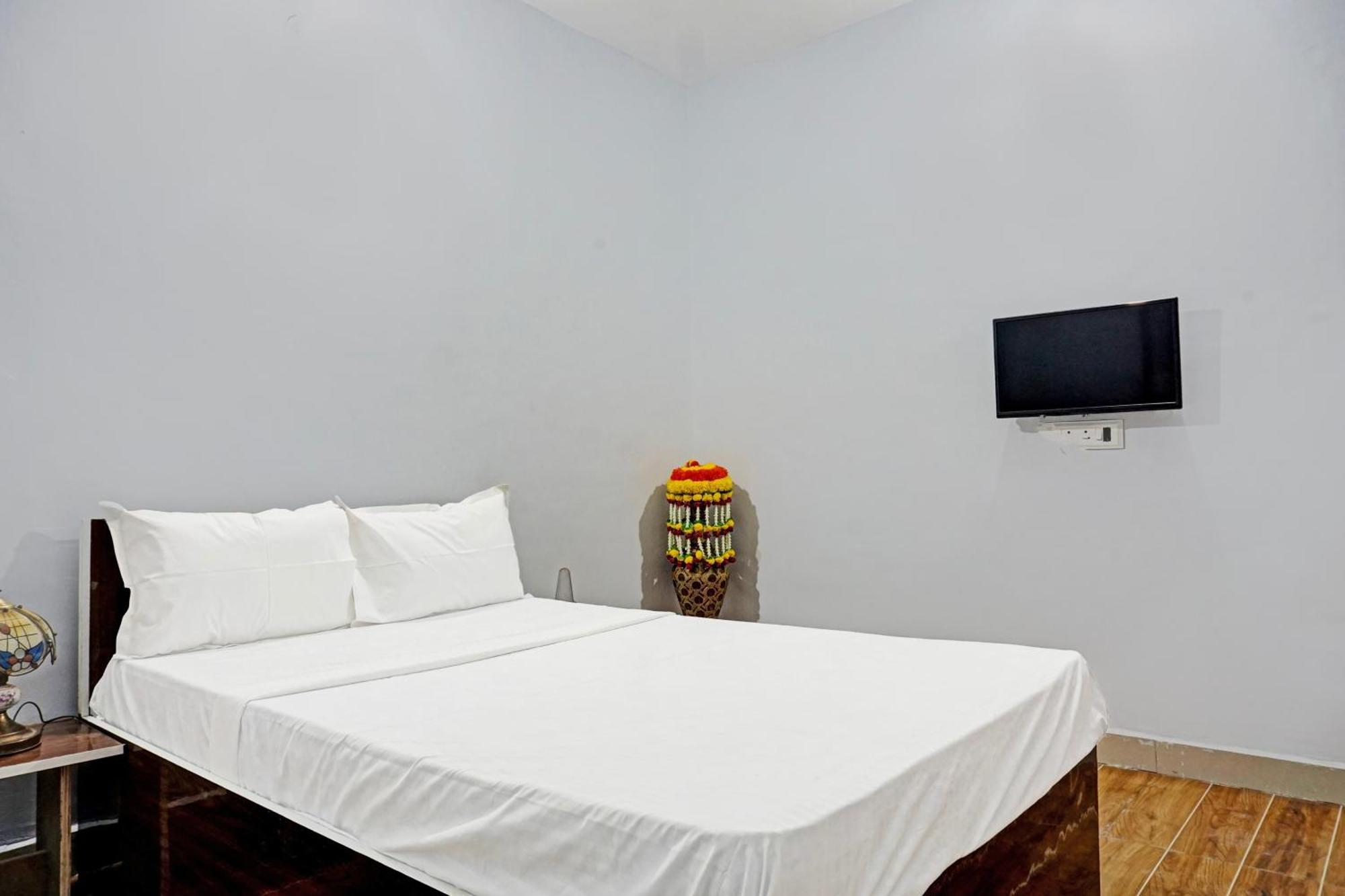 Oyo 820503 Lotus Lodge And Guest House Kharakvasla 외부 사진