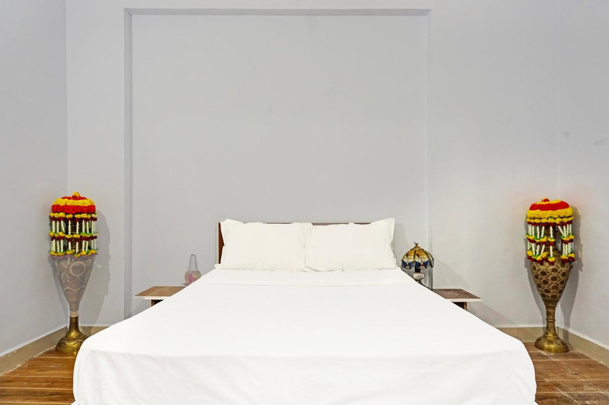 Oyo 820503 Lotus Lodge And Guest House Kharakvasla 외부 사진
