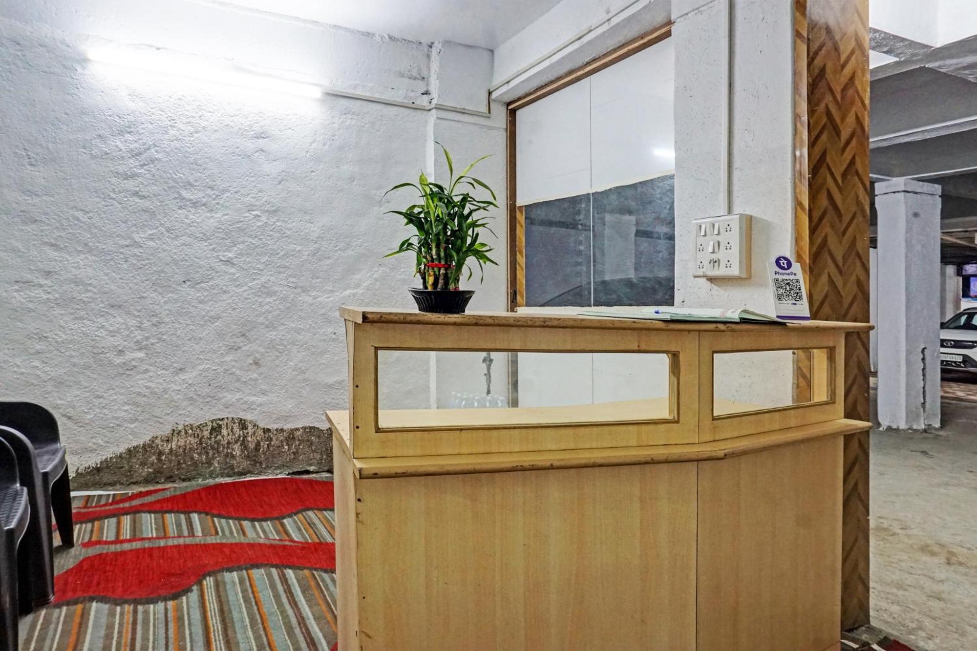 Oyo 820503 Lotus Lodge And Guest House Kharakvasla 외부 사진