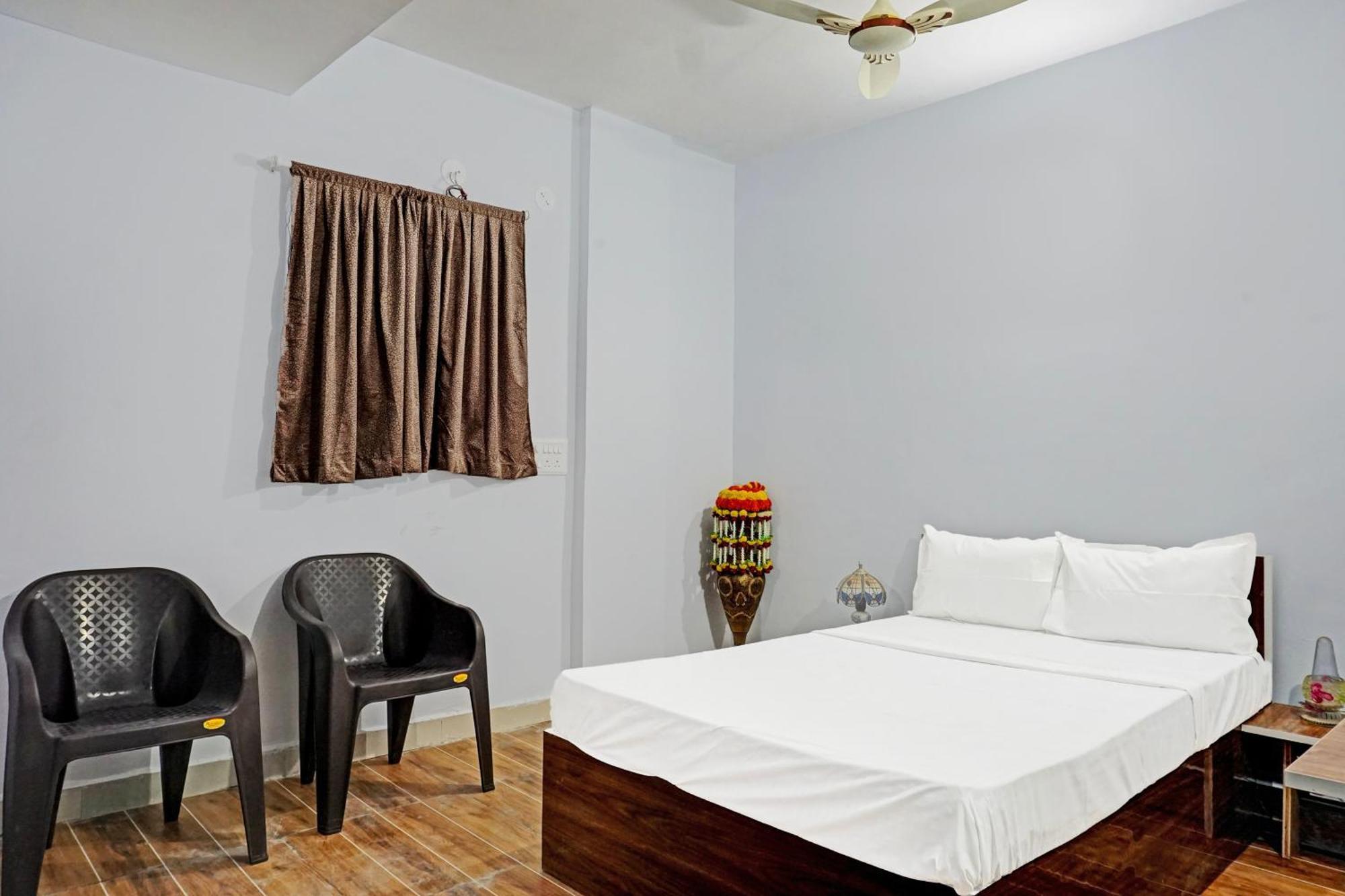 Oyo 820503 Lotus Lodge And Guest House Kharakvasla 외부 사진