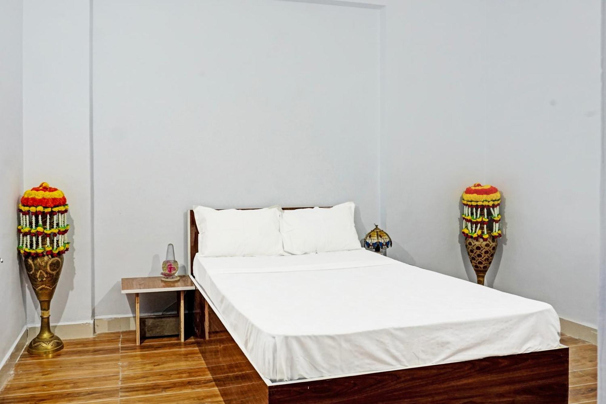Oyo 820503 Lotus Lodge And Guest House Kharakvasla 외부 사진