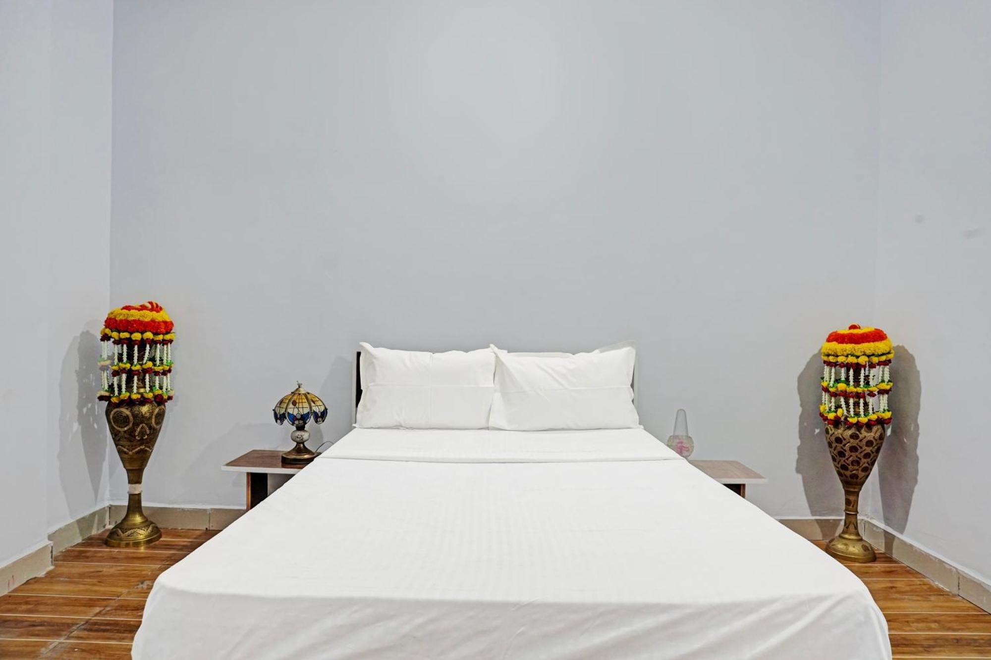 Oyo 820503 Lotus Lodge And Guest House Kharakvasla 외부 사진